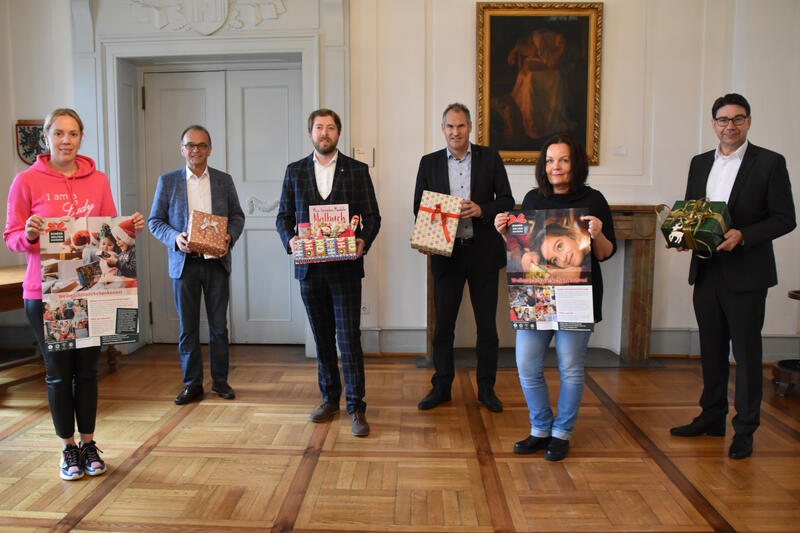 F&uuml;r leuchtende Kinderaugen (v.l.n.r.): Kathrin Schmitt von Ladies' Circle 46 S&uuml;dliche Weinstra&szlig;e, Landrat Fritz Brechtel, David Johnson von Round Table 64 S&uuml;dpfalz, Landrat Dietmar Seefeldt, Marita Lind von Tangent Club 46 S&uuml;dliche Weinstra&szlig;e und OB Thoma