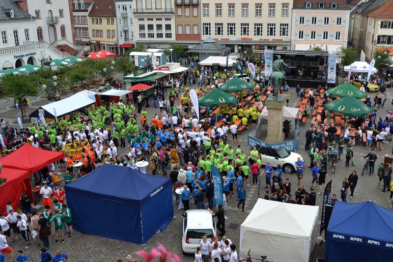 L&auml;uft! Bereits im vergangenen Jahr nahmen zahlreiche L&auml;uferinnen und L&auml;ufer am RHEINPFALZ-Firmenlauf teil - in diesem Jahr sollen es knapp 3.500 werden. 