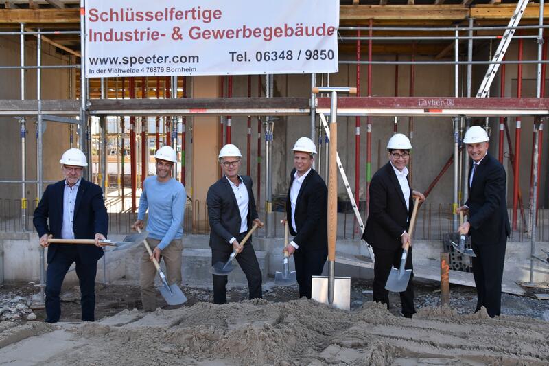 Die beiden Speeter-Gesch&auml;ftsf&uuml;hrer Thomas Speeter und Daniel Bosch, der st&auml;dtische Wirtschaftsf&ouml;rderer Martin Messemer, Dirk Steimel, Bereichsleiter Immobilien bei der Fortuna Medien Gruppe, OB Thomas Hirsch und PHS-Gesch&auml;ftsf&uuml;hrer Peter H&uuml;ftlein-Seeger (