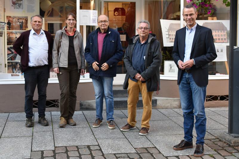 Uli Malisius, Sonja Behrens, Dr. Michael Zumpe, Dr. Christian Knoll und Dr. Maximilian Ingenthron (v.l.n.r.) beim Vor-Ort-Termin am B&uuml;ro der Genossenschaft Haus zum Maulbeerbaum.