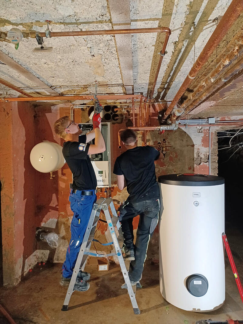 Zahlreiche Heizungsbauer und Installateure, die als Freiwillige die Heizungen von nicht versicherten Menschen instand setzen, sind im Ahrtal im Einsatz. 