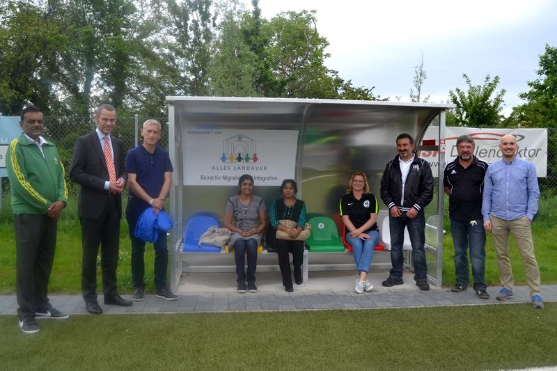 B&uuml;rgermeister Dr. Maximilian Ingenthron (2.v.l.), Stefan Pfirmann (r.), Leiter des Sachgebiets Sport beim st&auml;dtischen Amt f&uuml;r Schulen, Kultur und Sport, und  Vertreterinnen und Vertreter des T&uuml;rkischen Sport Vereins (TSV) Landau, des SV Landau West, des F