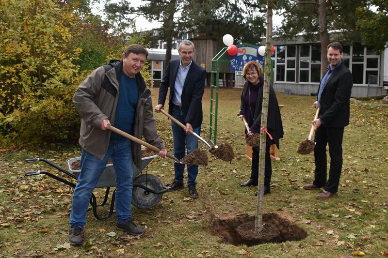 Statt gro&szlig;em Schulfest gab es eine kleine Feierstunde, bei der von Landaus B&uuml;rgermeister Dr. Maximilian Ingenthron (2.v.l.) und dem S&Uuml;W-Beigeordneten Ulrich Teichmann (l.) als Vertreter des Schultr&auml;gers Zweckverband der Paul-Moor-Schule gemeinsam mit Schu