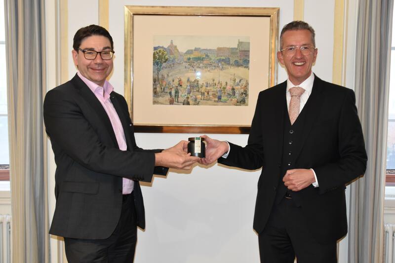 Oberb&uuml;rgermeister Thomas Hirsch (l.) empfing jetzt den Fraktionsvorsitzenden der neu in den rheinland-pf&auml;lzischen Landtag eingezogenen FREIE W&Auml;HLER-Fraktion, Dr. Joachim Streit, zum Antrittsbesuch im Rathaus. 