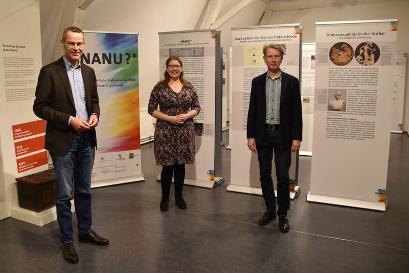 B&uuml;rgermeister Dr. Maximilian Ingenthron, Barbara Schuttpelz vom Institut f&uuml;r pf&auml;lzische Geschichte und Volkskunde Kaiserslautern sowie Kurator Wolfgang Kapp (v.l.n.r.) bei der Er&ouml;ffnung der Ausstellung &raquo;NANU?*&laquo;.