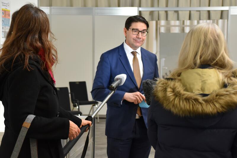 OB Thomas Hirsch im Gespr&auml;ch mit Pressevertreterinnen im Impfzentrum LD/S&Uuml;W. Er kritisiert, dass die Impfzentren in Rheinland-Pfalz zu fr&uuml;h geschlossen worden sind.