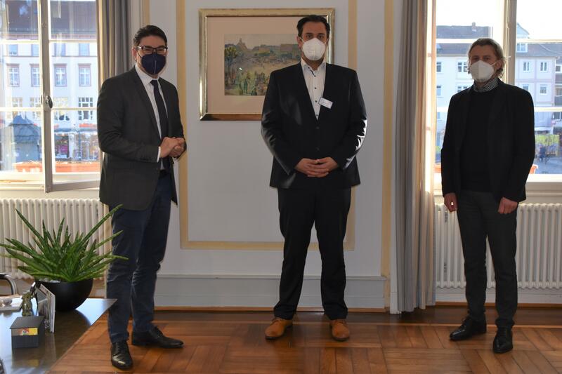 OB Hirsch (links), der neue Verwaltungsdirektor des Klinikums Bernhard Fischer und Klinikumsgesch&auml;ftsf&uuml;hrer Dr. Guido Gehendges (rechts) beim Austausch im Landauer Rathaus. 