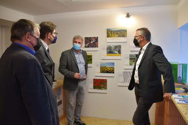 Peter Lauer von der Erbengemeinschaft Schmeckenbecher/Lauer, Oberb&uuml;rgermeister Thomas Hirsch, Verleger Markus Knecht und Christian Freichel-Tworeck vom Verein Strieffler Haus der K&uuml;nste (v.l.n.r.) bei der Vorstellung des Schmeckenbecher-Kalenders. 