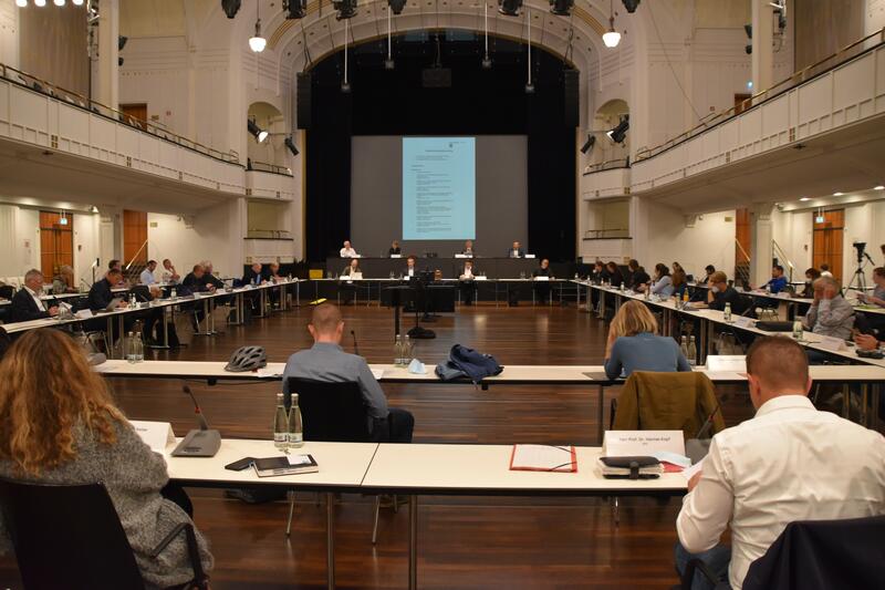 Der Rat der Stadt Landau tagt aufgrund der Corona-Pandemie aktuell in der Jugendstil-Festhalle, die gr&ouml;&szlig;er ist als der angestammte Ratssaal des Rathauses. 