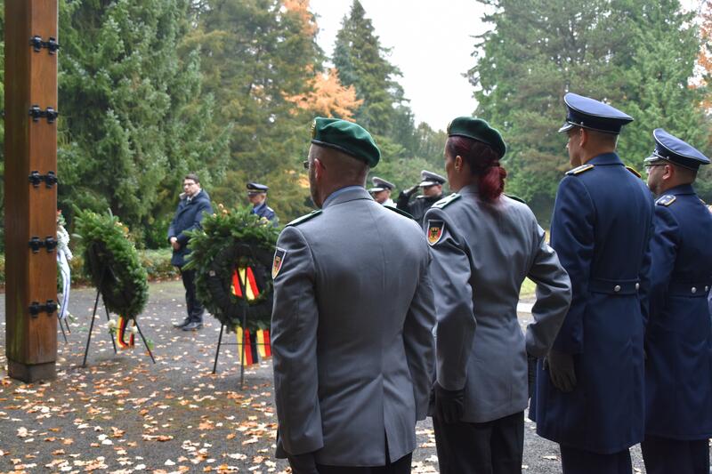 Gemeinsames Gedenken am Hochkreuz des Ehrenfelds auf dem Landauer Hauptfriedhof. 