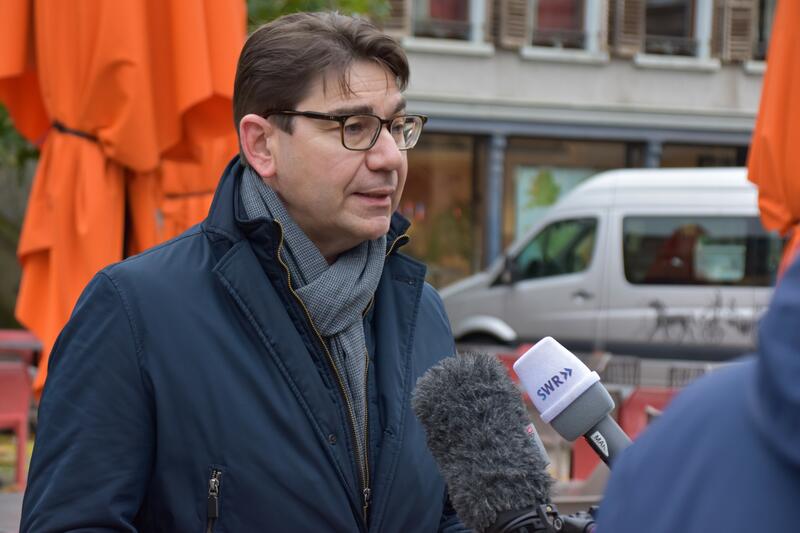 OB Thomas Hirsch im Gespr&auml;ch mit der Presse zum Thema Landauer Weihnachtsmarkt. 