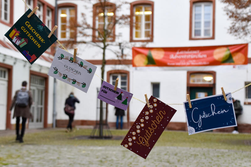 Die Streetworkerinnen der Stadt Landau m&ouml;chten ihren Klientinnen und Klienten in diesem Jahr mit Gutscheinen von Landauer Restaurants, Caf&eacute;s, Superm&auml;rkten und Drogerien eine Freude bereiten.  