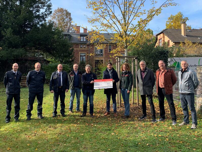 Die Verantwortlichen der Freiwilligen Feuerwehr und des Tr&auml;gervereins der Waldwerkstatt &uuml;berreichten jetzt ihre Spenden an OB Thomas Hirsch (5.v.r.) und Forstamtsleiterin Ulrike Abel (4.v.r.). 