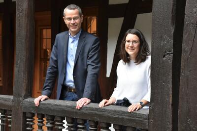 Bild vergr&ouml;&szlig;ern: Freuen sich auf den Startschuss der Gremienarbeit im neuen Kulturbeirat: B&uuml;rgermeister Dr. Maximilian Ingenthron und die zust&auml;ndige Mitarbeiterin der Kulturabteilung, Miriam Erb.