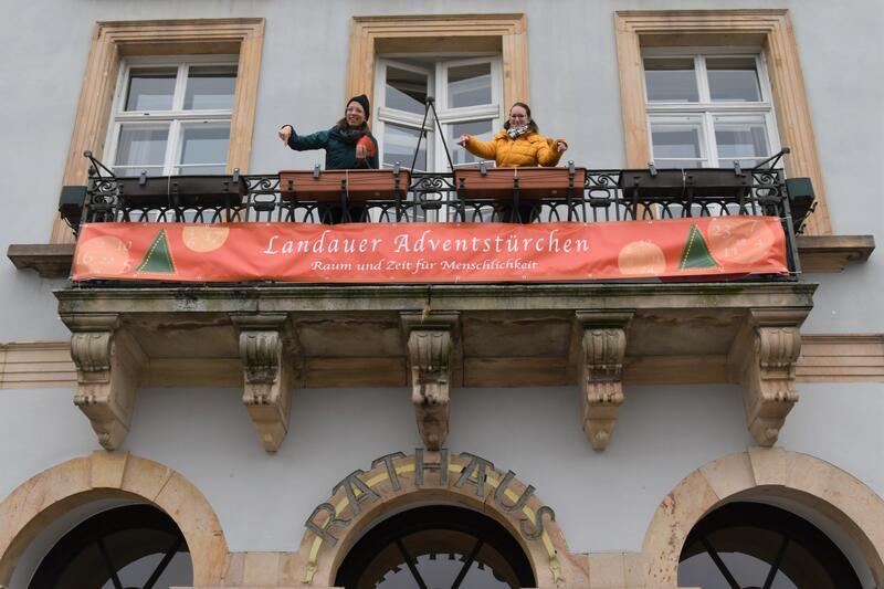 Nadine B&ouml;nicke und Nina Sappert vom Orga-Team der st&auml;dtischen Jugendf&ouml;rderung freuen sich, dass die Adventst&uuml;rchen-Aktion bald losgehen kann.