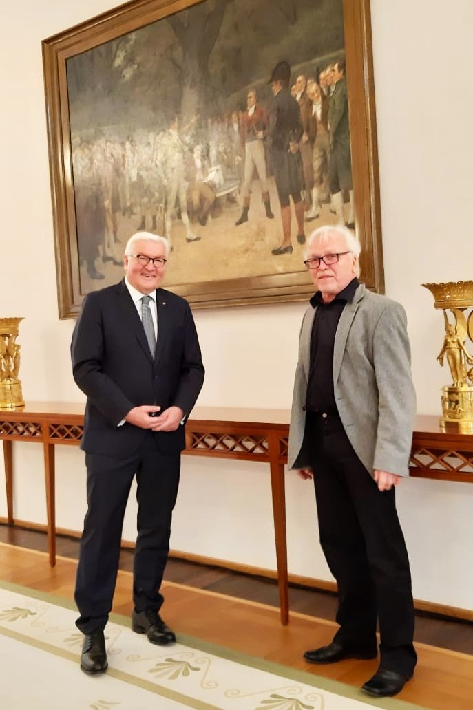 Im Schloss Bellevue: Bundespr&auml;sident Frank-Walter Steinmeier und Dr. Michael Martin (rechts) vor dem Gem&auml;lde &raquo;Die Parteig&auml;nger&laquo;.  