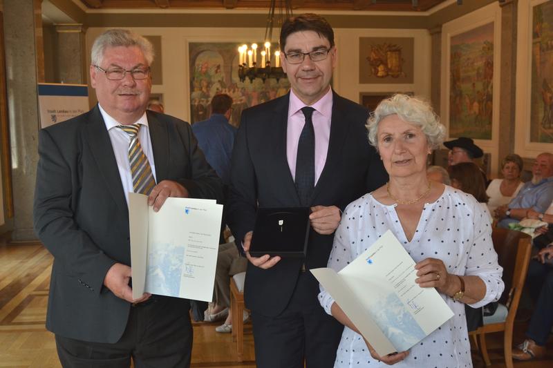 Ehre, wem Ehre geb&uuml;hrt: Dott. Francesca Chillemi Jungmann und Wilhelm Hauth (l.) sind in Anerkennung ihrer ehrenamtlichen Verdienste mit der Ehrennadel der Stadt Landau in der Pfalz geehrt worden. Oberb&uuml;rgermeister Thomas Hirsch verlieh die Auszeichnungen