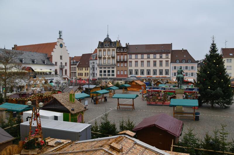 Es ist #vorsichtigwaslosinLD: Der Kunsthandwerkliche Thomas-Nast-Nikolausmarkt in Landau findet in diesem Jahr nicht nur auf dem Rathausplatz, sondern verteilt in der Innenstadt statt. 