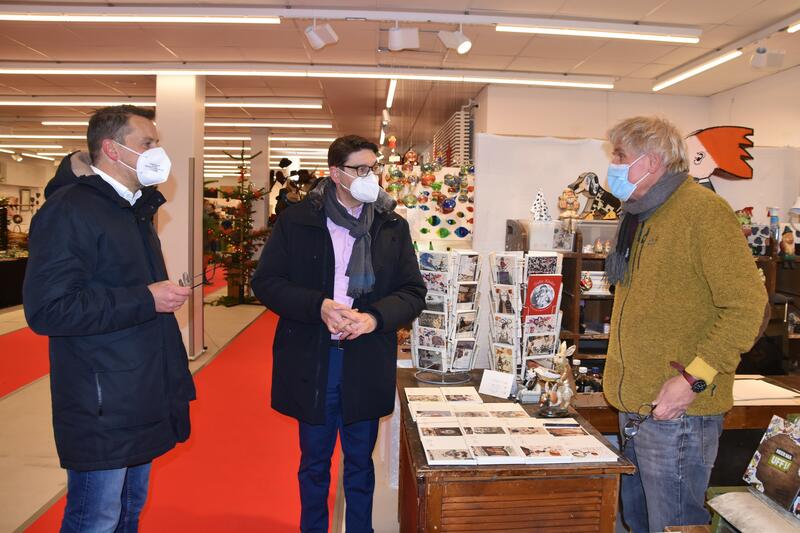 OB Thomas Hirsch und Tourismus-Gesch&auml;ftsf&uuml;hrer Bernd Wichmann (l.) beim Austausch mit K&uuml;nstler Xaver Mayer (r.) in der Marktstra&szlig;e 29. 
