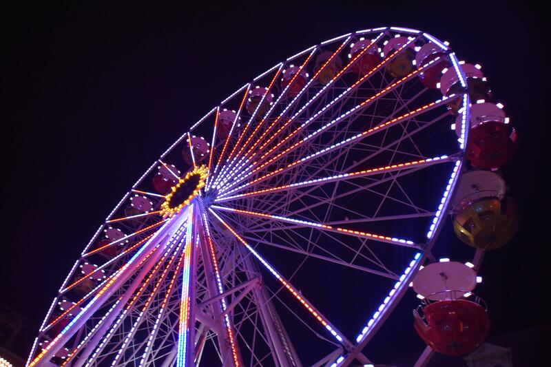 Das abendliche Riesenrad auf dem Landauer Obertorplatz. Die Attraktion wird auch nach dem Ende des Thomas-Nast-Nikolausmarkts in der Innenstadt verbleiben. 