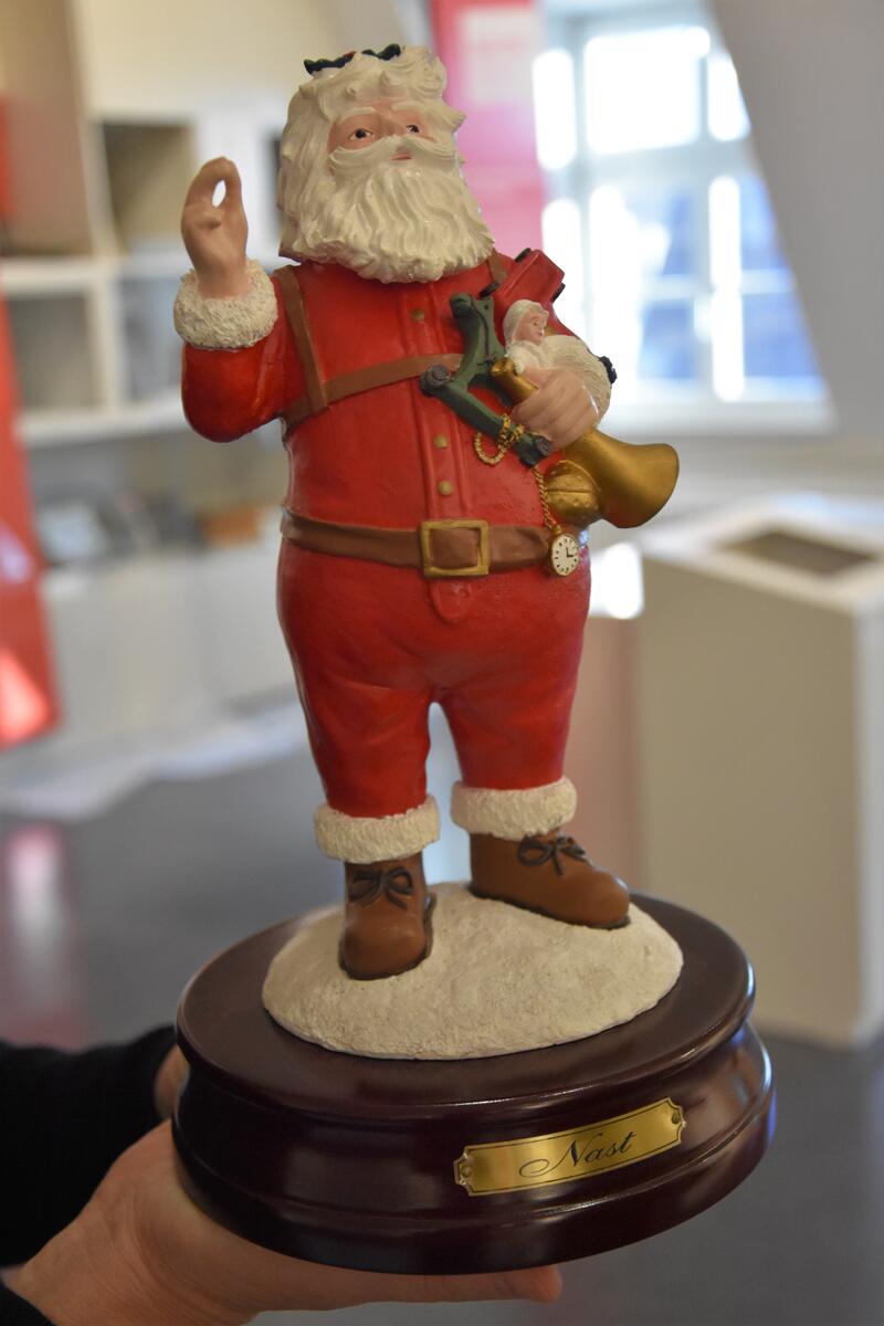 Die Darstellung des pausb&auml;ckigen und rotberockten Weihnachtsmanns - hier eine Santa Claus Figur aus dem Landauer Museum f&uuml;r Stadtgeschichte - geht auf Thomas Nast zur&uuml;ck. Mehr &uuml;ber Leben und Arbeit des &raquo;wohl ber&uuml;hmtesten Sohns Landau&laquo; k&ouml;nnen Interessierte
