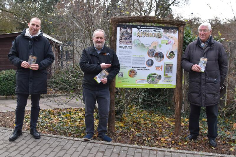 Zoodezernent Alexander Grassmann, Zoodirektor Dr. Jens-Ove Heckel und Zoofreundeskreis-Vorsitzender Dr. Helmuth Back (v.l.n.r.) bei der Vorstellung der Pl&auml;ne f&uuml;r die erweiterte Afrika-Anlage im Zoo Landau. 