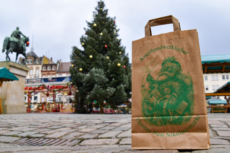 Das Tourismusb&uuml;ro der Stadt Landau hat Thomas-Nast-Weihnachtst&uuml;ten mit Leckereien vom Landauer Weihnachtsmarkt gepackt. 