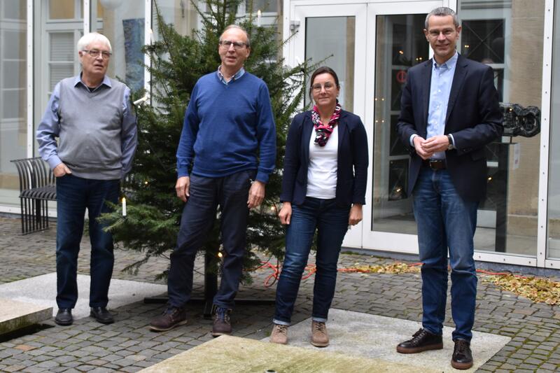 Hoffen auf m&ouml;glichst viele engagierte Helferinnen und Helfer f&uuml;r den Tr&auml;gerverein zum Seniorenbus: Rolf L&uuml;chow (v.l.n.r.) und Willi Schmitt vom Beirat f&uuml;r &auml;ltere Menschen, die st&auml;dtische Beauftragte f&uuml;r die Belange &auml;lterer Menschen Ulrike Sprengling und B