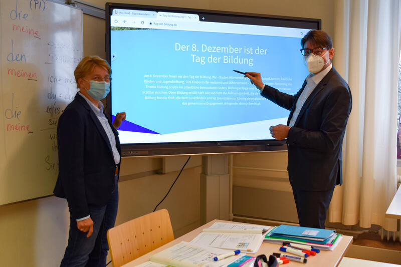 OB Thomas Hirsch und Volkshochschulleiterin Sigrid Gensheimer gemeinsam am neuen, interaktiven Touch-Display.