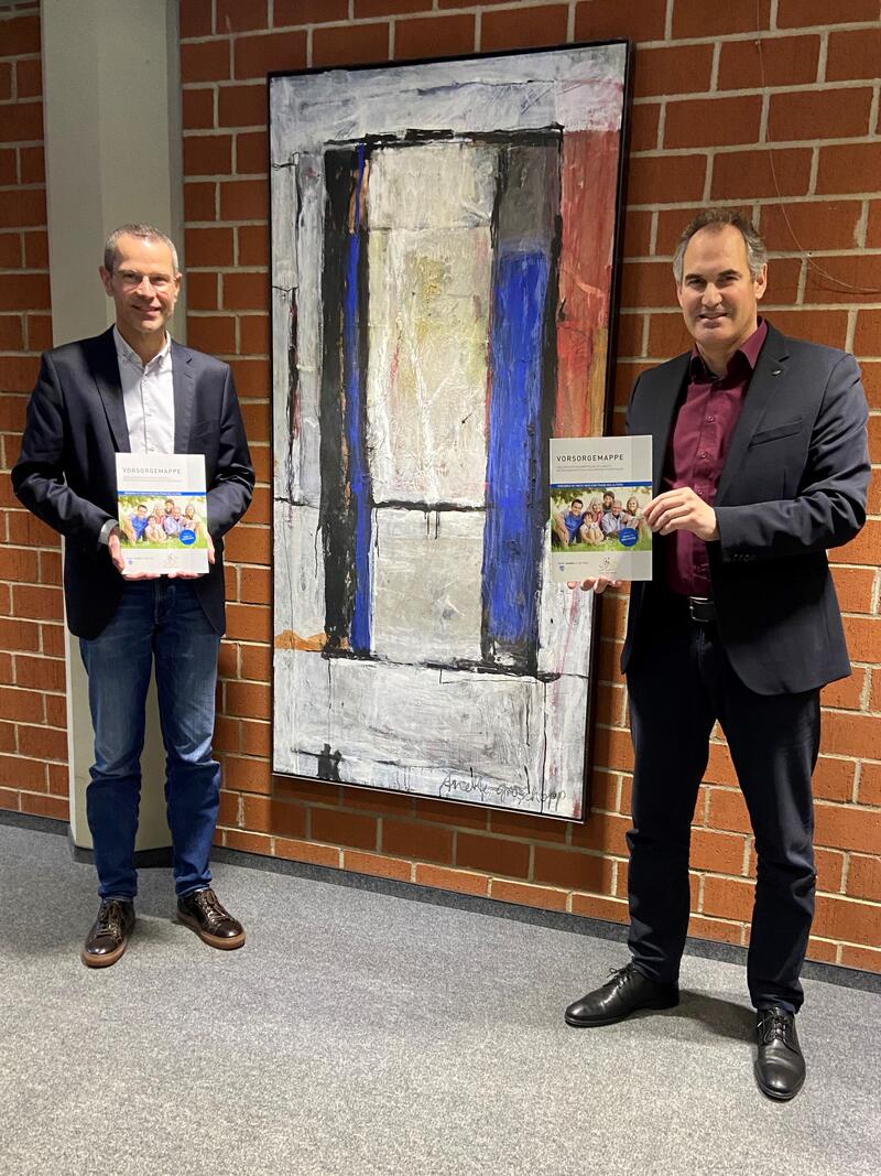 Die aktualisierte Auflage der Vorsorgemappe ist da: Landaus Sozialdezernent Dr. Maximilian Ingenthron (links) und der Landrat des Kreises S&uuml;dliche Weinstra&szlig;e Dietmar Seefeldt mit den druckfrischen Exemplaren. 