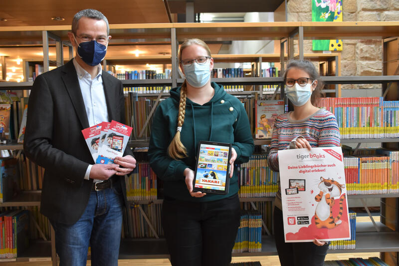 Freuen sich &uuml;ber das neue Angebot der Stadtbibliothek f&uuml;r Kinder: B&uuml;rgermeister Dr. Maximilian Ingenthron, die Bereichsleiterin Kinder- und Jugendbibliothek Magdalena Schlosser und Einrichtungsleiterin Miriam J&ouml;st.