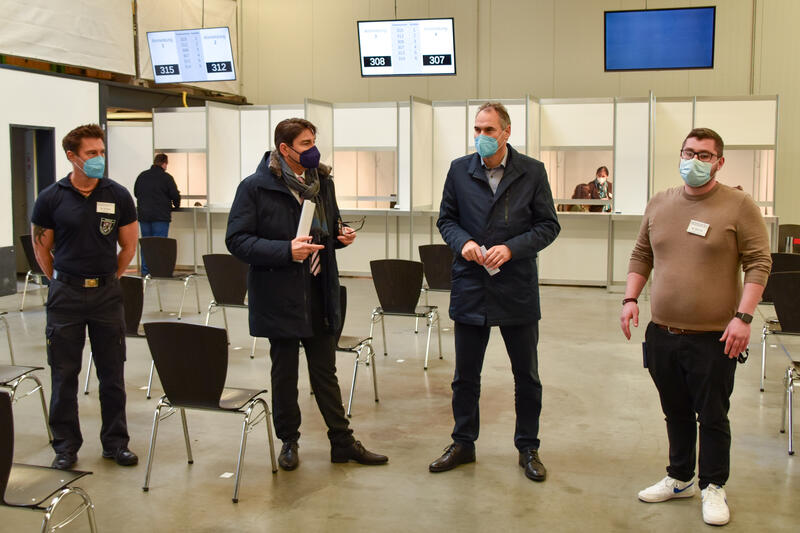Es geht wieder los: Anl&auml;sslich der Er&ouml;ffnung der Kommunalen Impfstelle luden OB Thomas Hirsch (2.v.l.) und Landrat Dietmar Seefeldt (2.v.r.) gemeinsam mit den beiden Impfkoordinatoren Stefan Krauch (l.) und Bastian Dietrich (r.) zu einem Vor-Ort-Termin ei