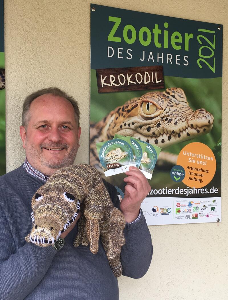 Dr. Jens-Ove Heckel mit Informationstafeln zum Zootier des Jahres 2021.