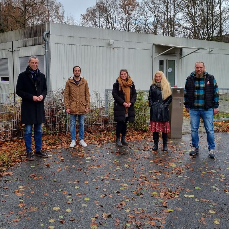 B&uuml;rgermeister Dr. Maximilian Ingenthron gemeinsam mit Steffen Mather, Rosa Gosbee, Elisabeth Traunm&uuml;ller und Michael Jessl (v.l.n.r.) vom Caritas-Zentrum Landau. 