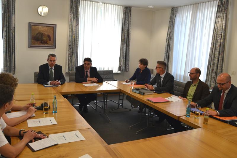 Stellten die Grundz&uuml;ge des Nachtragshaushalts "Landau baut Zukunft" in einem gemeinsamen Gespr&auml;ch der &ouml;rtlichen Presse vor: Oberb&uuml;rgermeister Thomas Hirsch (2.v.l.), B&uuml;rgermeister Dr. Maximilian Ingenthron (l.) sowie (v.l.n.r.) Irmgard Weis von der Projek