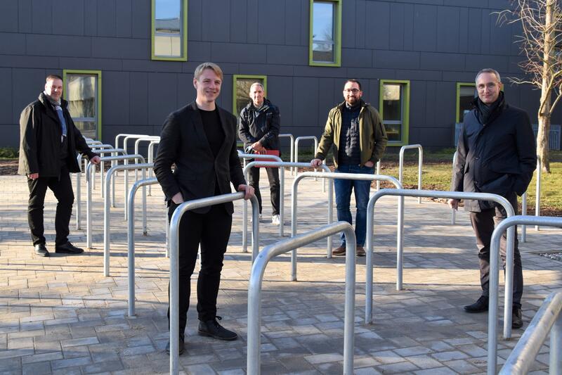 GML-Werkleiter Michael G&ouml;tz, Verkehrs- und GML-Dezernent Lukas Hartmann, GML-Mitarbeiter Christian Blot, Lehrer Michael Braun und Schulleiter Wolfgang Peters (v.l.n.r.) beim Vor-Ort-Termin an der BBS Landau. 