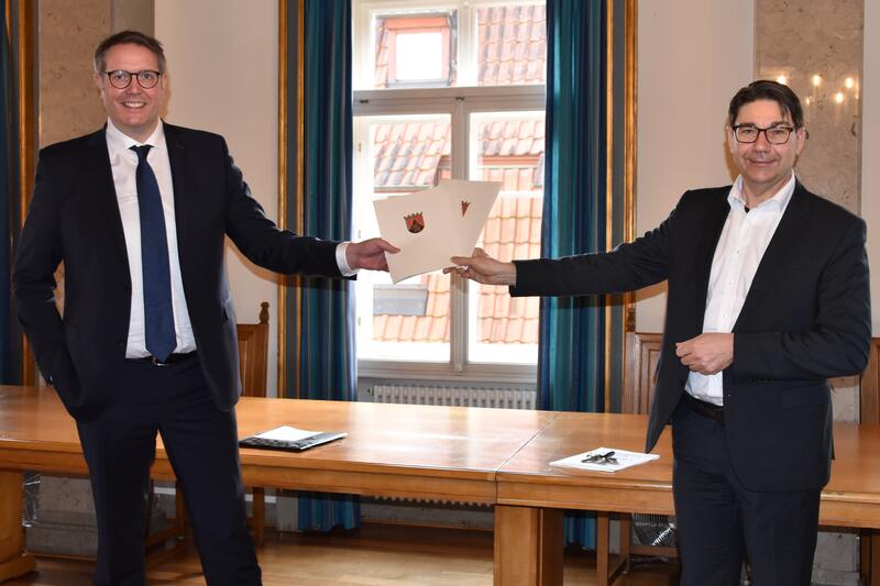 Arbeits- und Sozialminister Alexander Schweitzer und Landauer Oberb&uuml;rgermeister Thomas Hirsch bei der F&ouml;rderbescheid&uuml;bergabe.