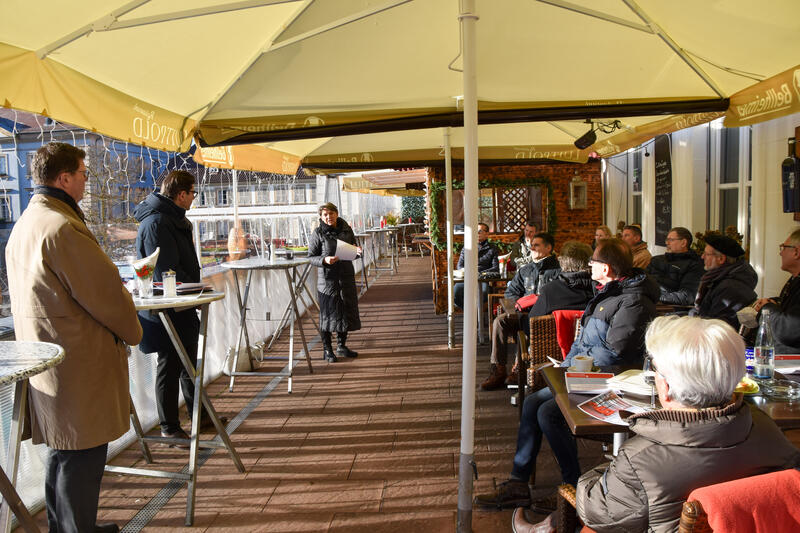Corona-konforme Spenden&uuml;bergabe auf der Terrasse des Restaurants &raquo;Luitpold&laquo; auf dem Rathausplatz. 