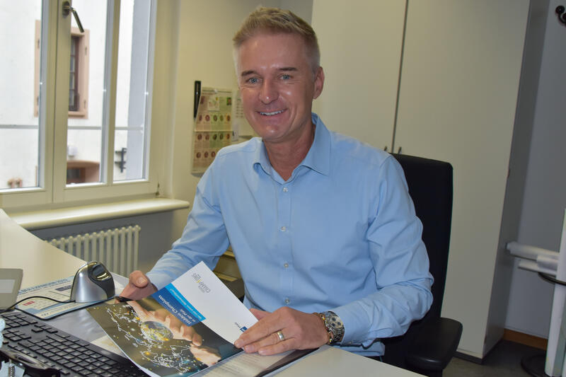 Landaus Wirtschaftsf&ouml;rderer Martin Messemer bei der Lekt&uuml;re der neuesten Publikation der Industrie- und Handelskammer der Pfalz zu den sogenannten &raquo;Hidden Champions&laquo; der Region. 