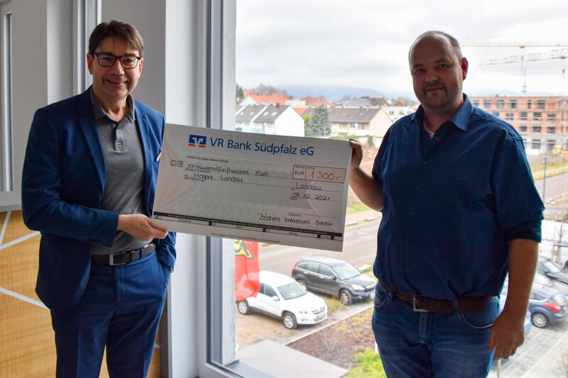 Christian B&ouml;sherz (r.) &uuml;bergibt OB und F&ouml;rderveinsvorsitzendem Thomas Hirsch (l.) den Spendenscheck f&uuml;r den F&ouml;rderverein &raquo;Ein Hospiz f&uuml;r LD-S&Uuml;W&laquo;.