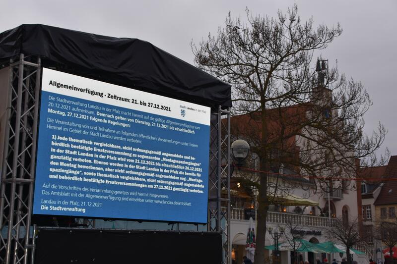 Auch eine digitale Tafel auf dem Landauer Rathausplatz informiert &uuml;ber die geltende Allgemeinverf&uuml;gung.