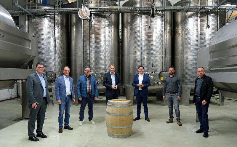Im Oktober 2021 wurden Spenden von rund 50.000 Euro f&uuml;r Barriquef&auml;sser weitergeleitet, die den Weing&uuml;tern im Ahrtal fehlen. Bernd Jung, stellvertretender Vorstandsvorsitzender der Sparkasse S&uuml;dpfalz, Landrat Dr. Fritz Brechtel, Barriquefassh&auml;ndler Sascha 