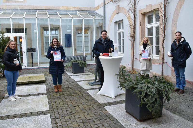 (Hochzeits-)wein schenkt Freude: OB Hirsch (Mitte) konnte jetzt Spenden des Wein.Gut.Pan und der Stiftung der Sparkasse S&uuml;dpfalz an Laetitia Meyer (v.l.n.r.) und Nina Sappert von der st&auml;dtischen Streetwork sowie Elisabeth Traunm&uuml;ller und Steffen Mather vo