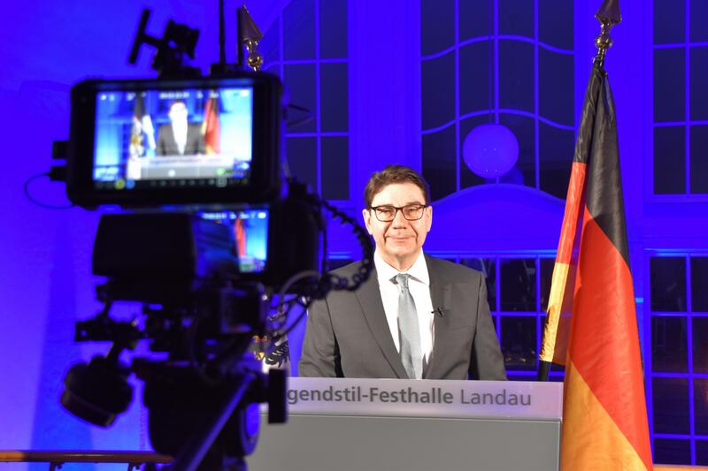 Landaus OB Thomas Hirsch bei der Aufzeichnung der Neujahrsansprache 2021/2022 durch den OK Weinstra&szlig;e. 