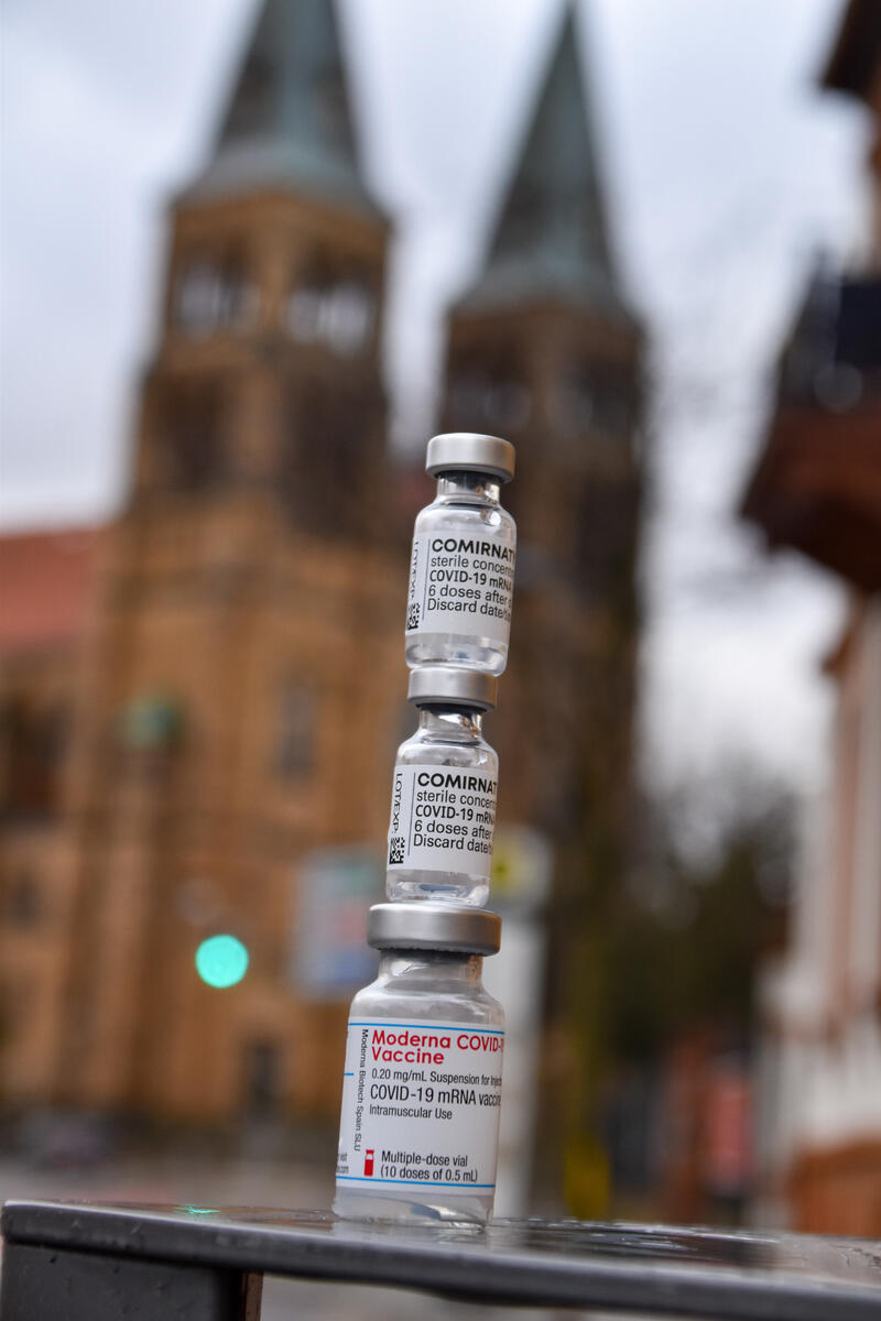 Eines der gro&szlig;en Themen des Jahres 2021: Impfen. W&uuml;rde man alle im Impfzentrum und in der Impfstelle LD/S&Uuml;W verimpften Fl&auml;schchen stapeln, w&auml;ren sie neunmal so hoch wie die Marienkirche. 