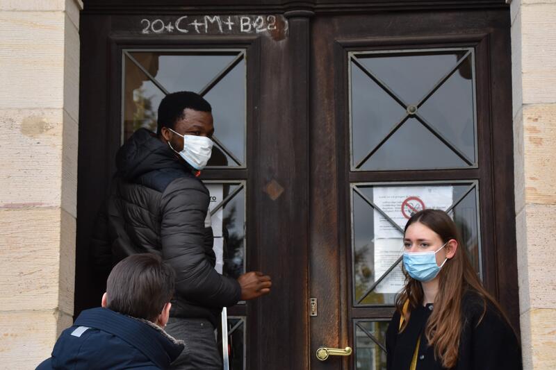 Christus segne dieses Haus: Pater Princewill Okeke bringt den Segensgru&szlig; &raquo;20*C+M+B*22&laquo; am Rathaus an. 