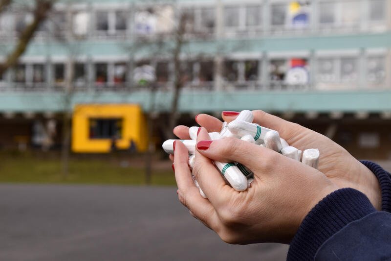 Neu in Landau: Die Schulen und Einrichtungen der offenen Jugendarbeit werden mit kostenfreien Tampons und Binden &raquo;f&uuml;r den Notfall&laquo; ausgestattet.