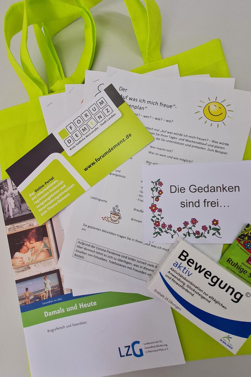 Die Neuauflage der Aktivierungstasche beinhaltet viele neue Angebote, unter anderem Anregungen zum gemeinsamen Malen und Singen. 