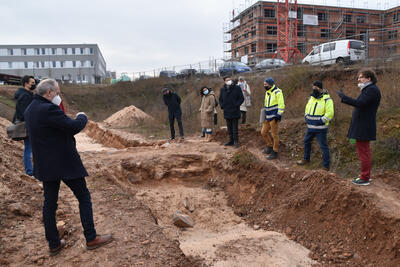 Bild vergr&ouml;&szlig;ern: Gemeinsam mit der Generaldirektion Kulturelles Erbe lud OB Thomas Hirsch jetzt zur Vorstellung der historischen Festungsfunde auf dem Baufeld 37 in der Landauer Paul-von-Denis-Stra&szlig;e ein.