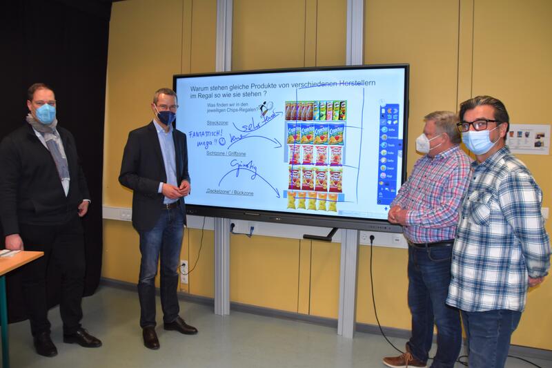 GML-Werkleiter Michael G&ouml;tz, B&uuml;rgermeister Dr. Maximilian Ingenthron, Schulleiter Ralf Haug und Lehrer Sinan Demirci (v.l.n.r.) bei der Inbetriebnahme der neuen interaktiven Tafeln in der IGS.